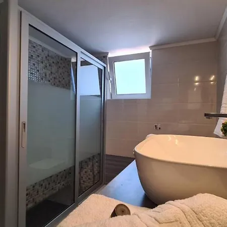 Modern αpt 500m From The Beach. Appartamento *